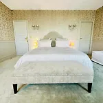 Le Chateau D فندق مبيت وإفطار