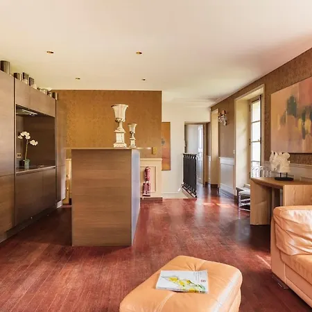 Le Chateau D Bed & Breakfast