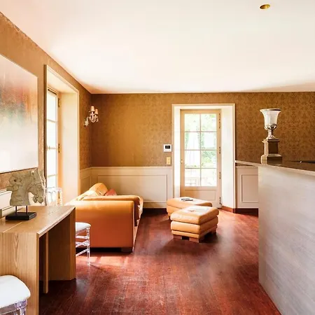 Le Chateau D Bed & Breakfast *