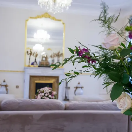 Le Chateau D Bed & Breakfast *