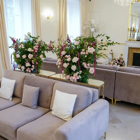 Le Chateau D Bed & Breakfast *