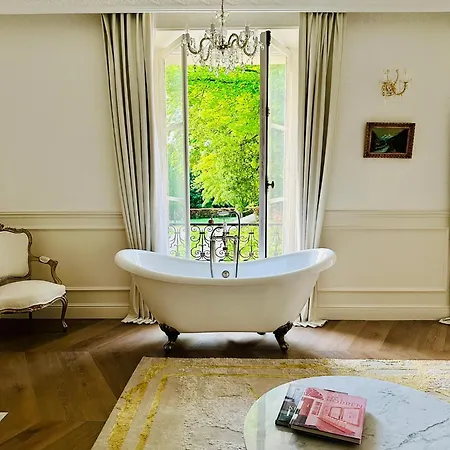 Le Chateau D Bed & Breakfast *