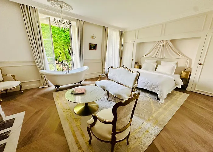 Le Chateau D Bed & Breakfast 4*